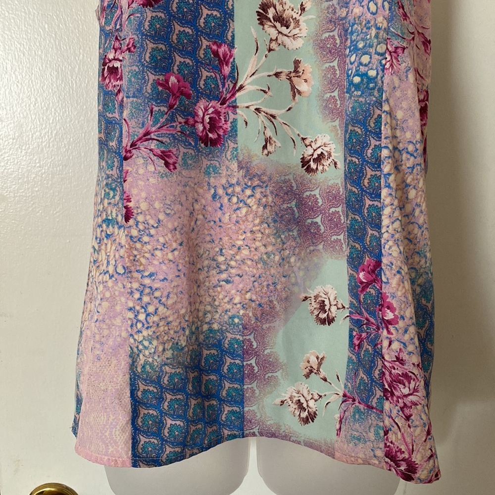 EUC Skies Are Blue Floral Tank - Picture 3 of 7